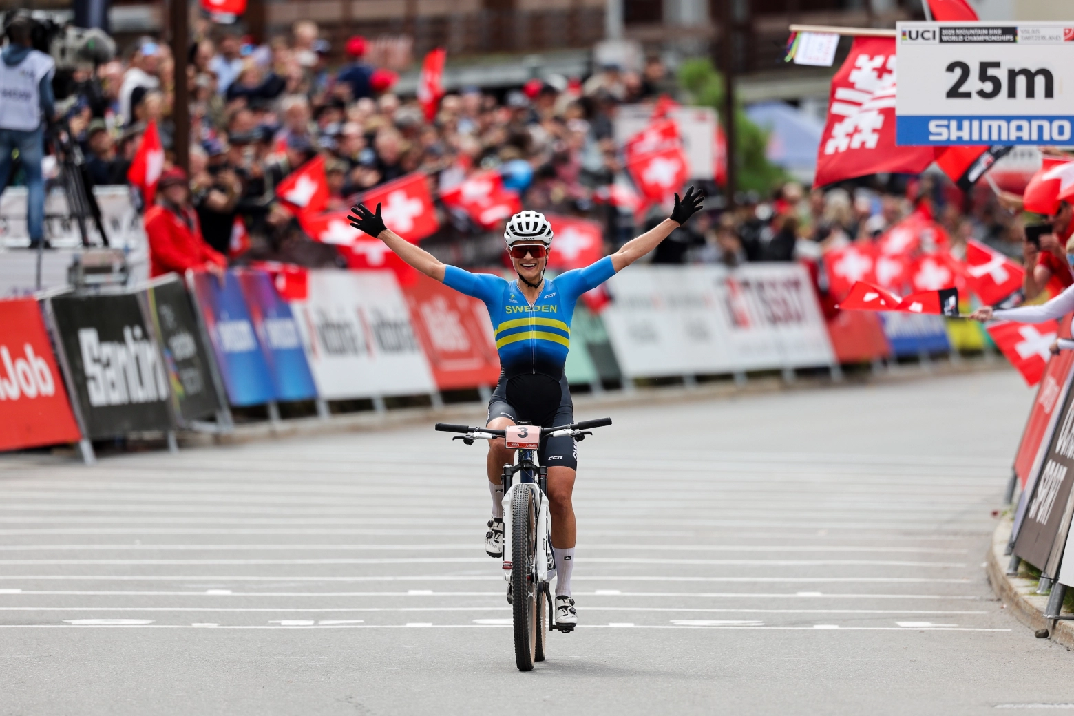 Jenny Rissveds cumpre as previsões e é coroada campeã do mundo de XCO em Valais