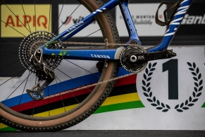 In detail, the World Champion's bike: Jenny Rissveds' Canyon Lux WC CFR