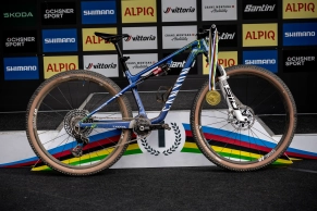 In detail, the World Champion's bike: Jenny Rissveds' Canyon Lux WC CFR