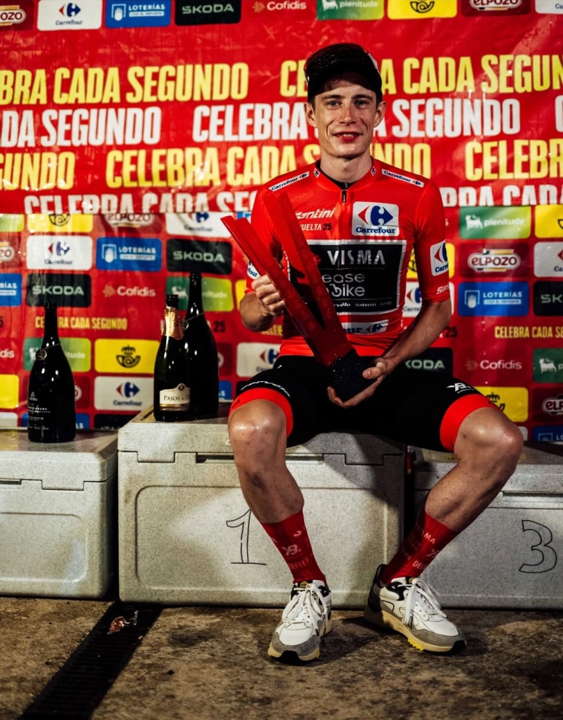 A mãe de Pidcock foi quem idealizou o pódio improvisado da La Vuelta