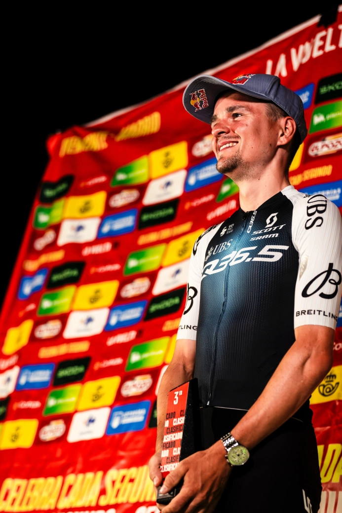 A mãe de Pidcock foi quem idealizou o pódio improvisado da La Vuelta