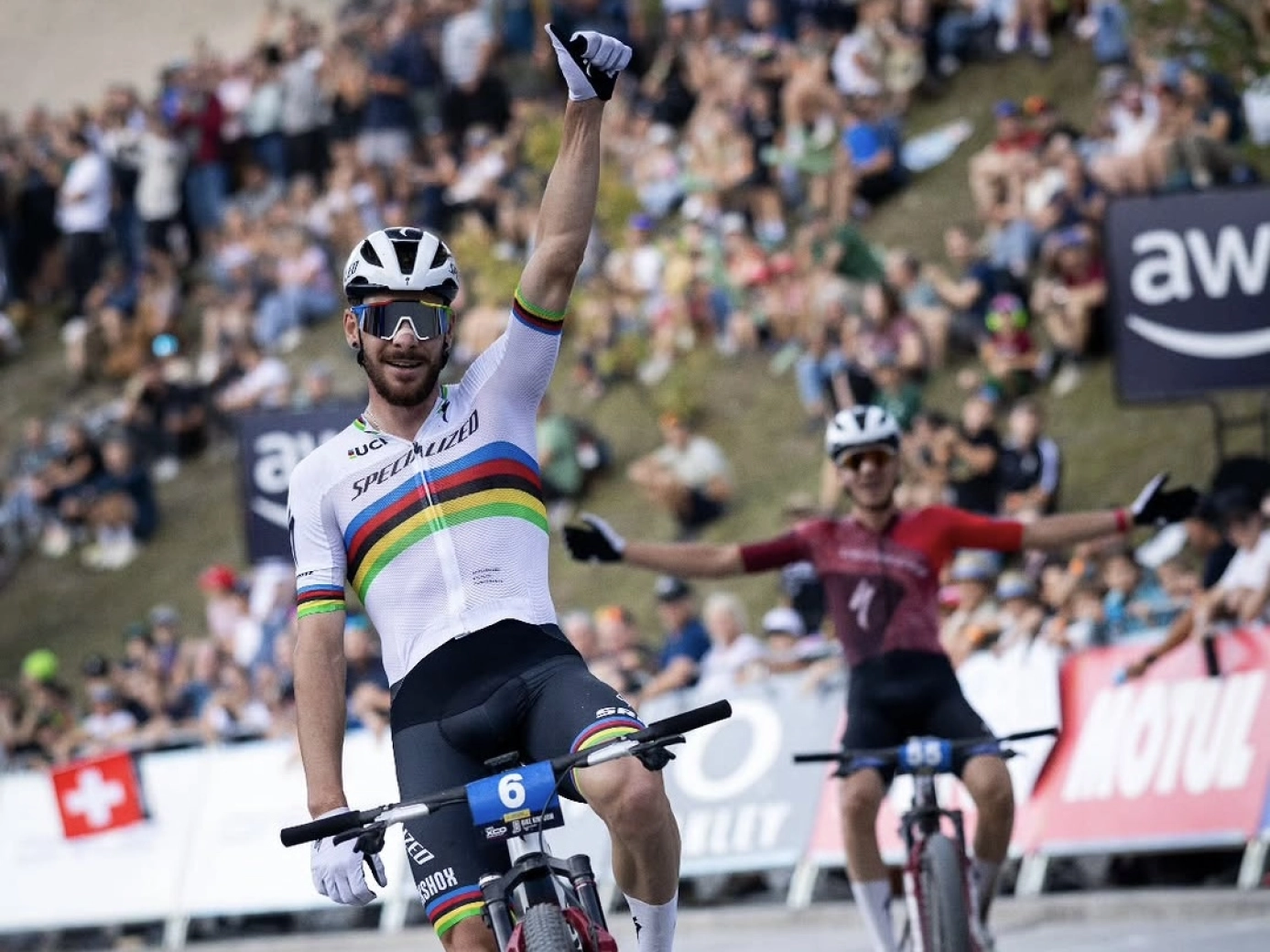 Koretzky estreia o arco-íris vencendo o Short Track de Lenzerheide