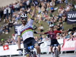 Koretzky debuts the rainbow jersey by winning the Short Track in Lenzerheide