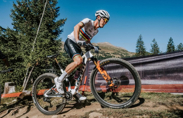 Hatherly wins with an amazing performance in Nino Schurter's farewell