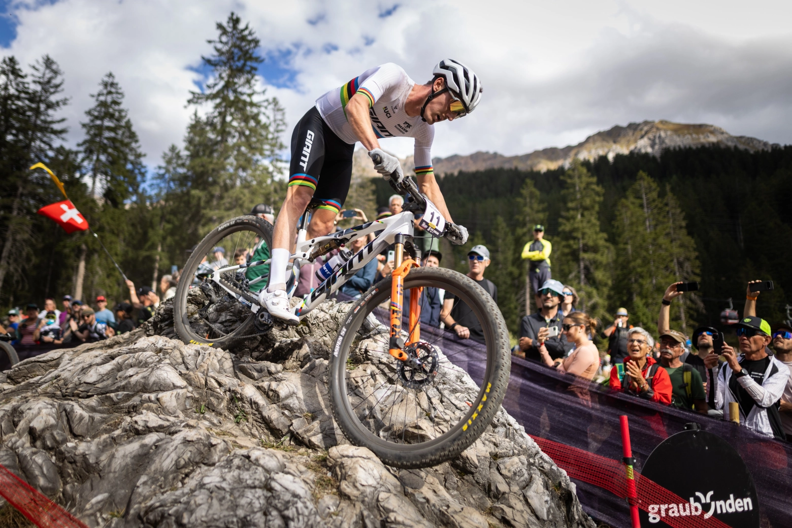 Hatherly gana con una auténtica exhibición en la retirada de Nino Schurter