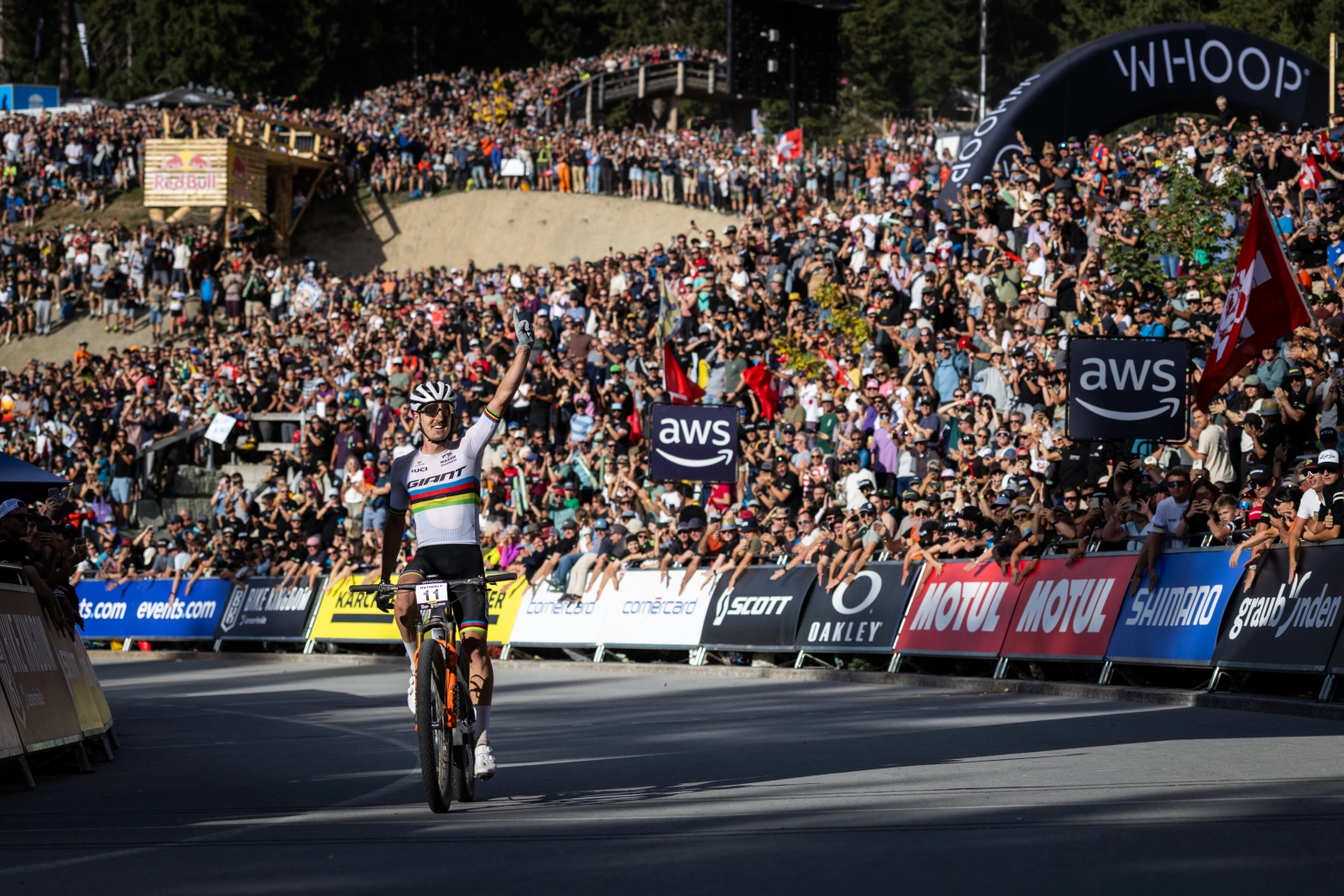 Hatherly gana con una auténtica exhibición en la retirada de Nino Schurter