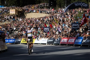 Hatherly gana con una auténtica exhibición en la retirada de Nino Schurter