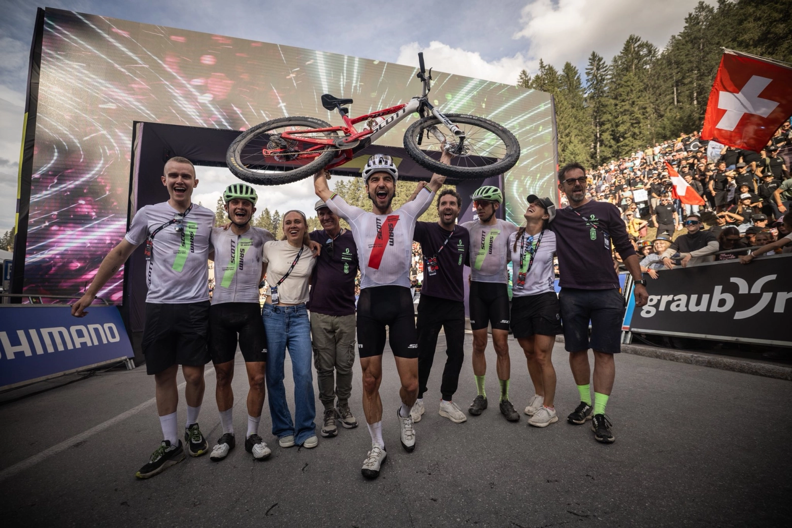 Hatherly gana con una auténtica exhibición en la retirada de Nino Schurter
