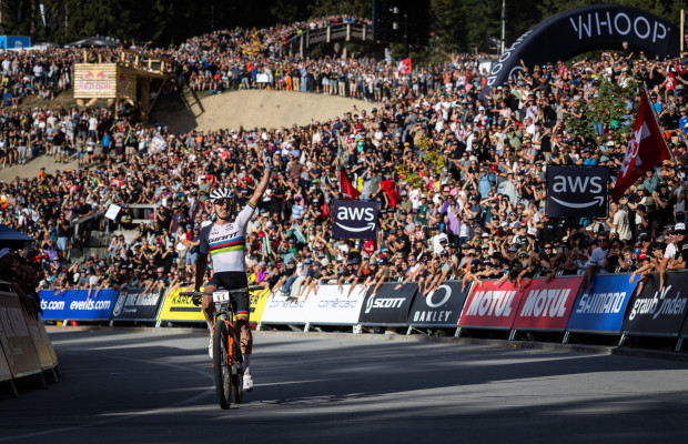 Hatherly gana con una auténtica exhibición en la retirada de Nino Schurter