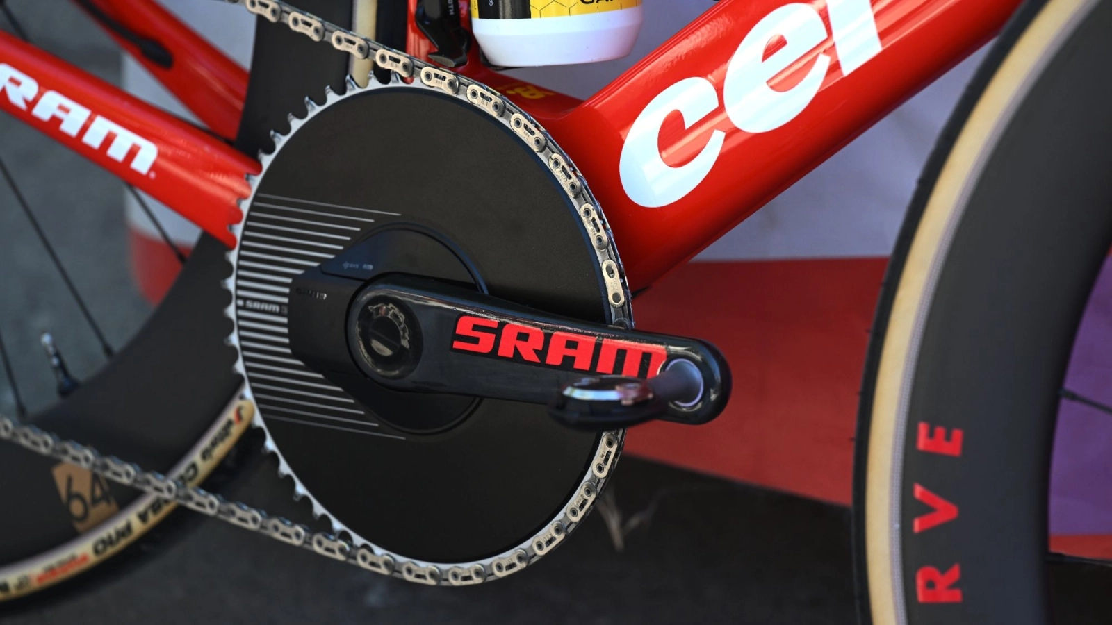 La UCI responde que "está desconcertada" por la denuncia de SRAM