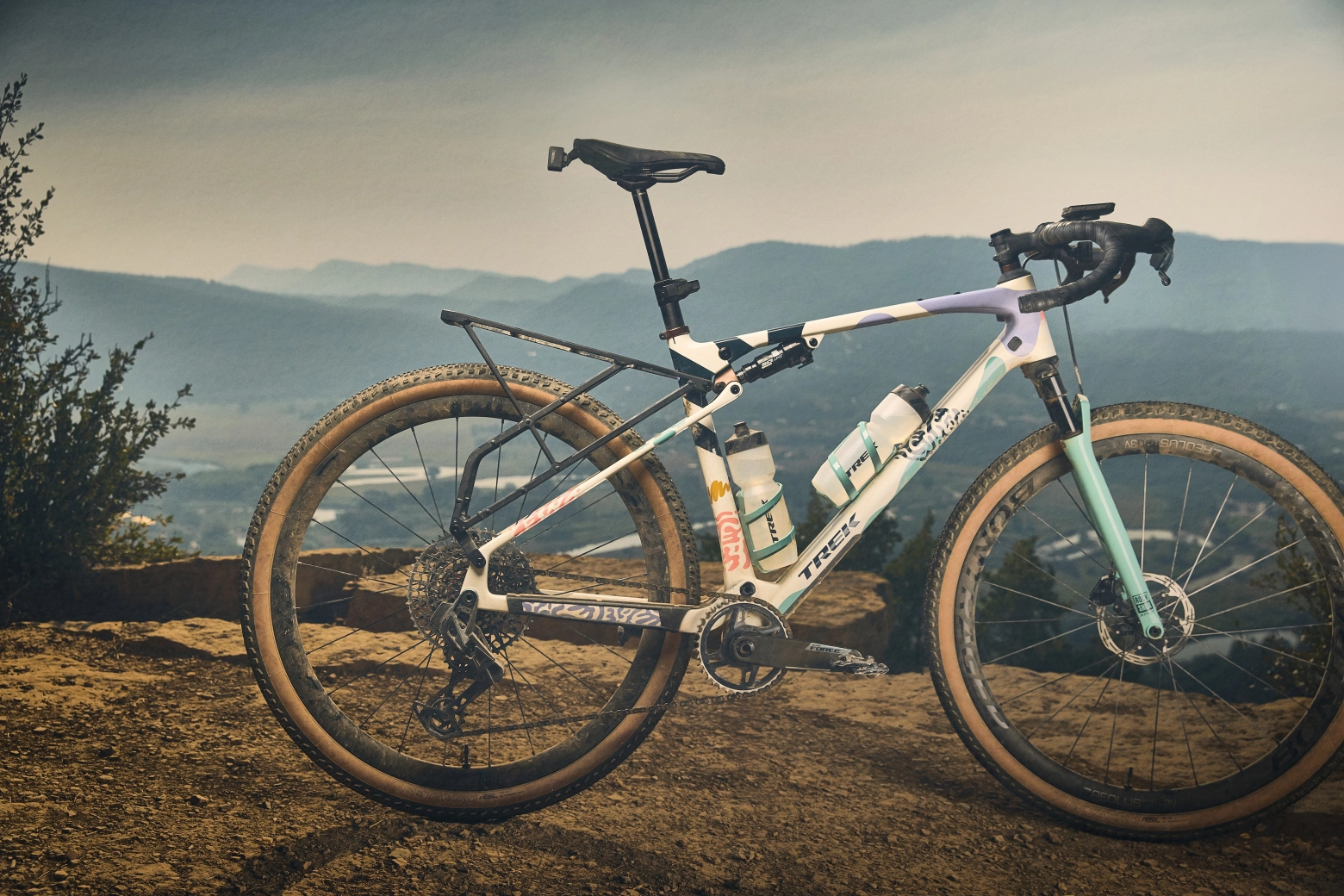 "Más rápida que una MTB en asfalto y más cómoda que una gravel en senderos": así es la nueva Trek CheckOUT