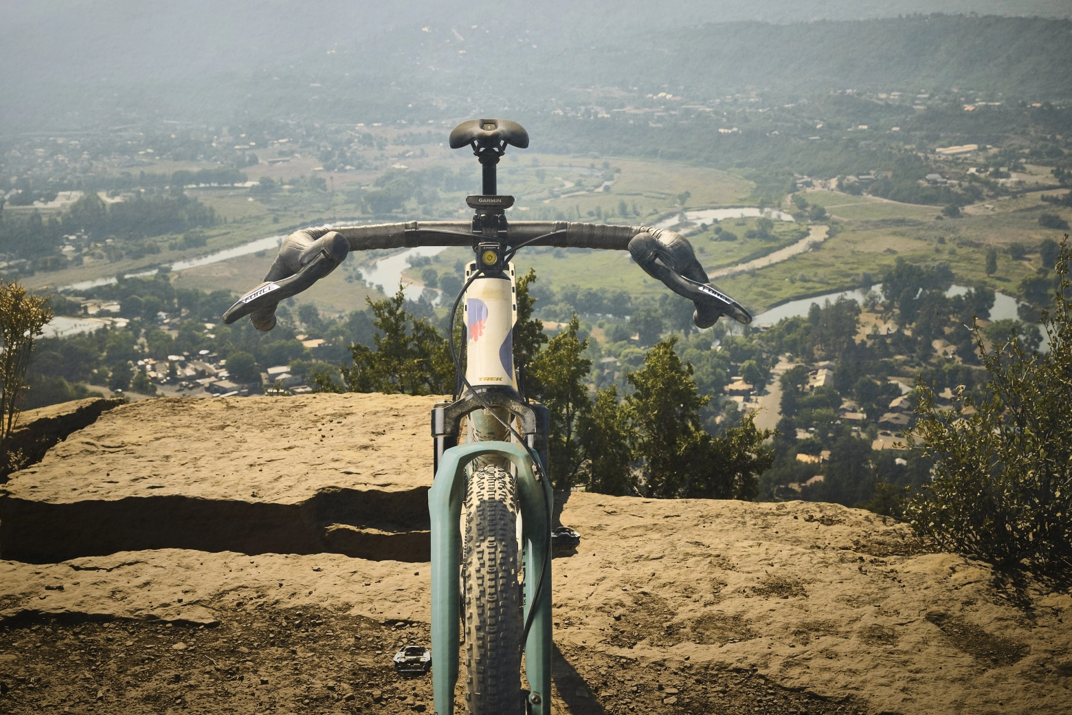 "Más rápida que una MTB en asfalto y más cómoda que una gravel en senderos": así es la nueva Trek CheckOUT