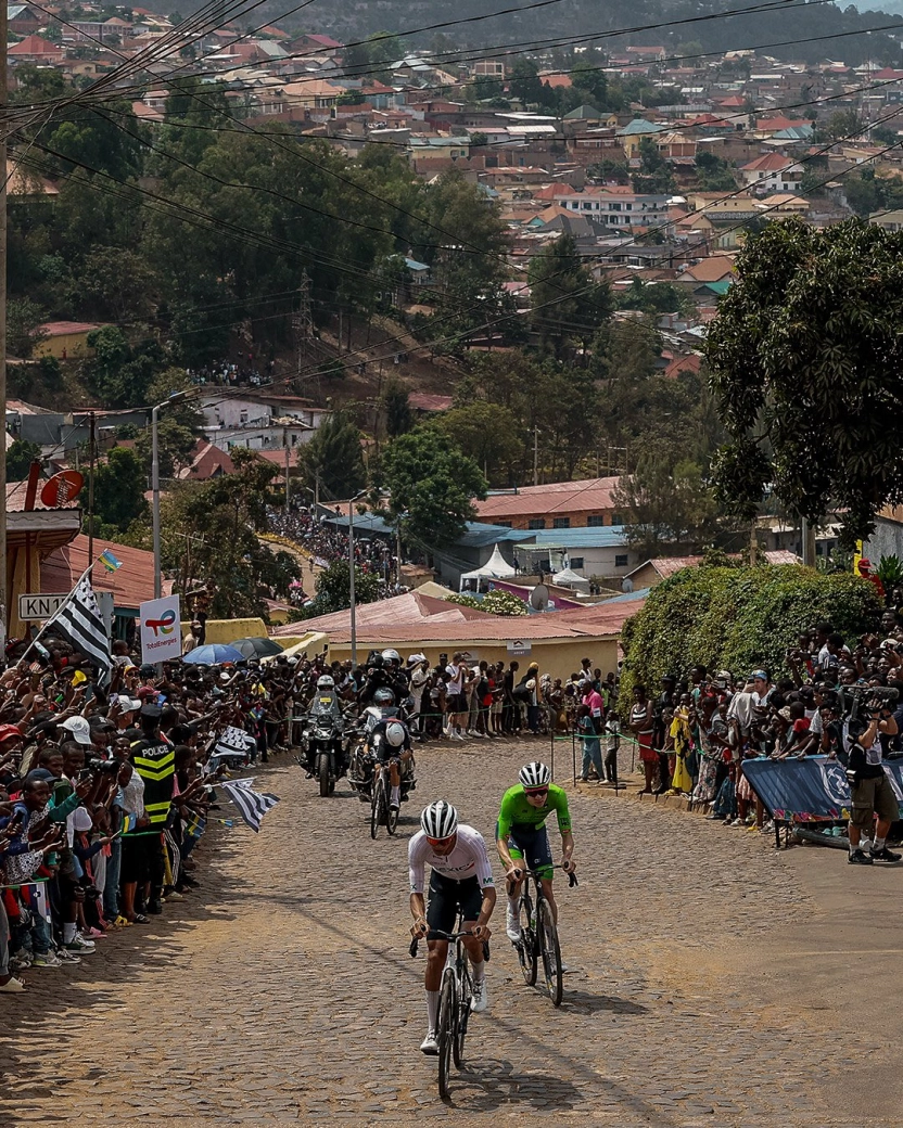Pogacar le fait encore: attaque à 100 km de l'arrivée et maillot arc-en-ciel au Championnat du Monde de Kigali 2025