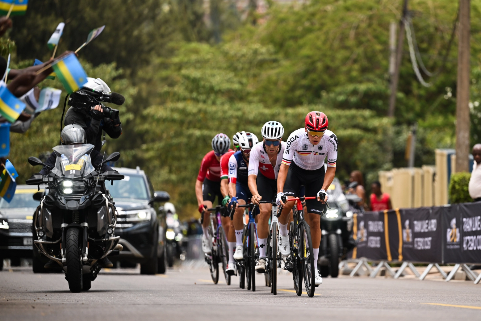 Pogacar le fait encore: attaque à 100 km de l'arrivée et maillot arc-en-ciel au Championnat du Monde de Kigali 2025