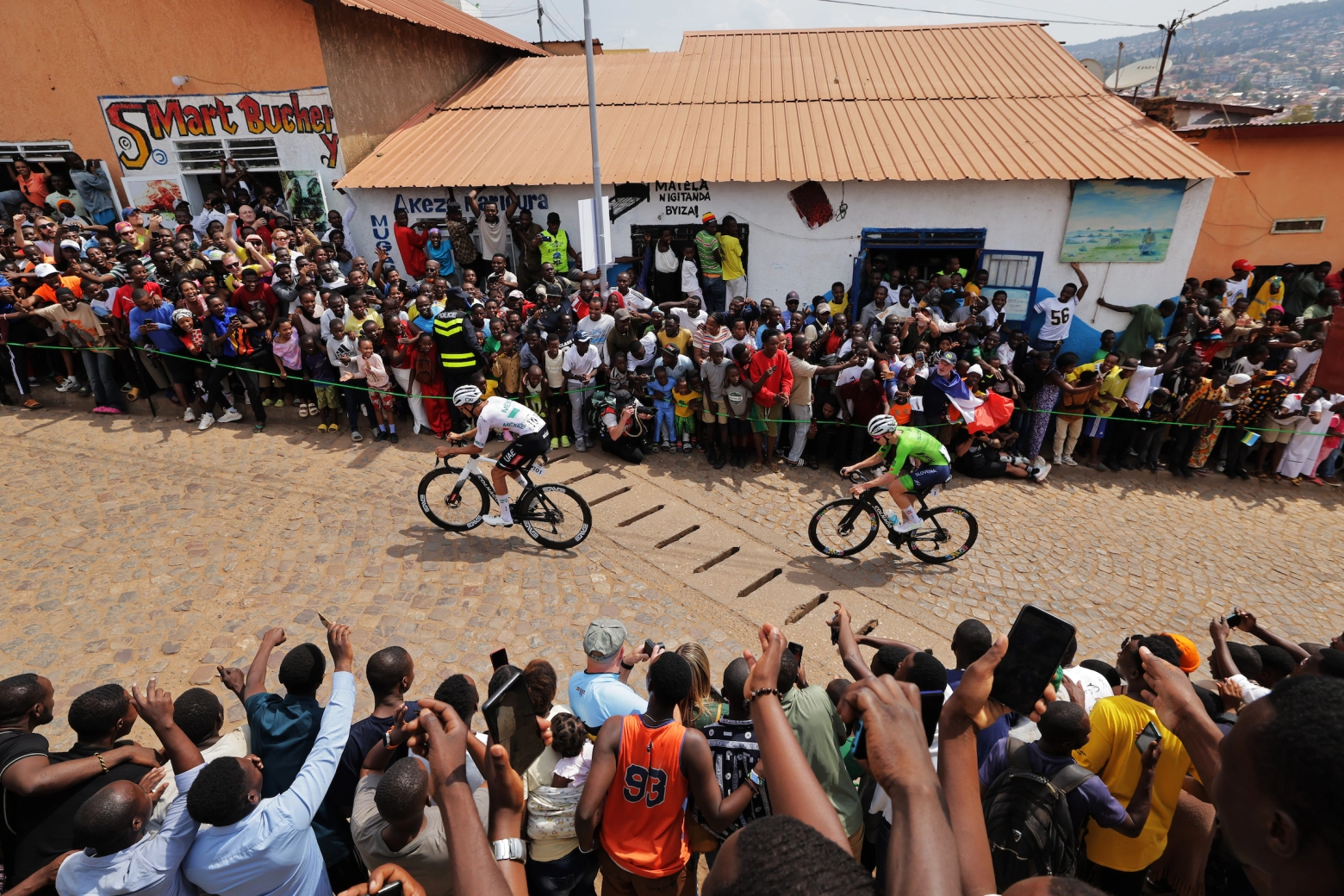 Pogacar le fait encore: attaque à 100 km de l'arrivée et maillot arc-en-ciel au Championnat du Monde de Kigali 2025