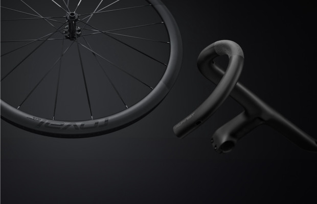 Specialized presenta las ruedas Alpinist CLX III con radios de carbono y el nuevo manillar Alpinist Cockpit II