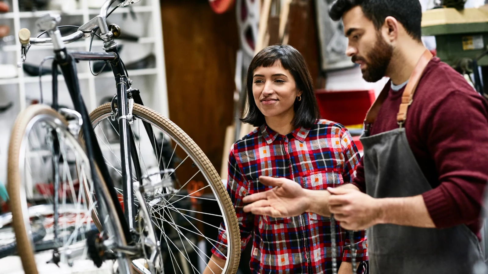 Comprar tu bici en una tienda física lo cambia todo: descuentos especiales, confianza, una grupeta para siempre…