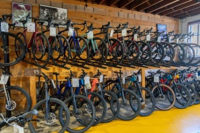 Acheter votre vélo dans un magasin physique change tout : des réductions spéciales, la confiance, un groupe pour toujours...