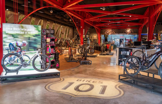 Comprar tu bici en una tienda física lo cambia todo: descuentos especiales, confianza, una grupeta para siempre…