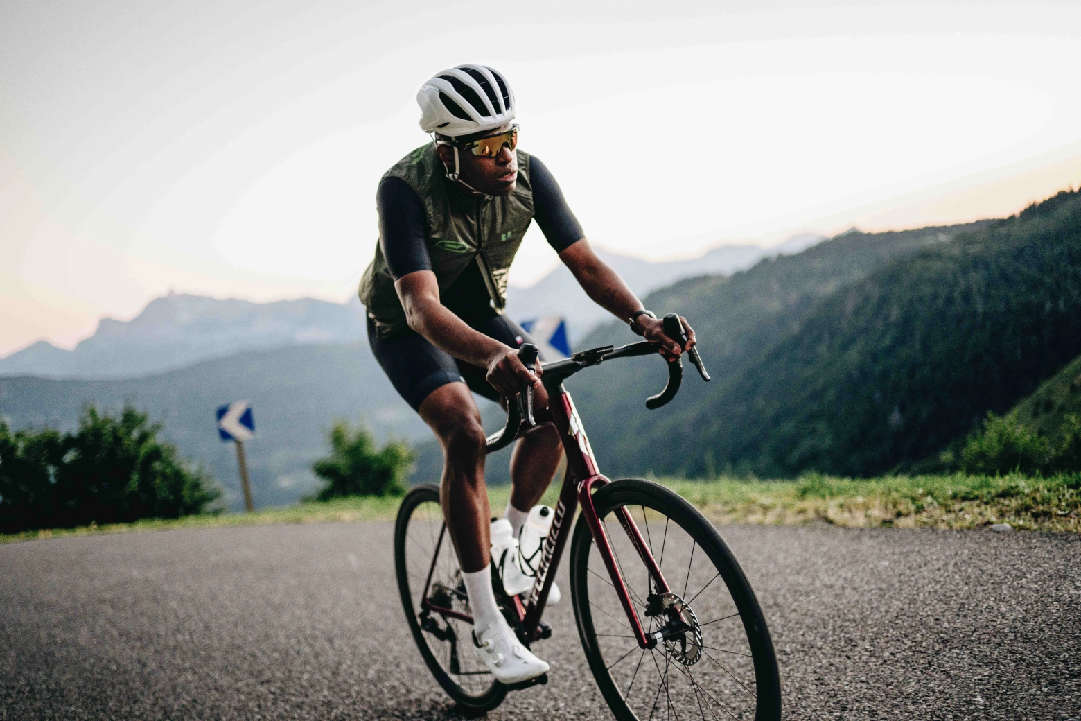 El cuadro de serie más ligero del planeta se renueva: Specialized Aethos 2