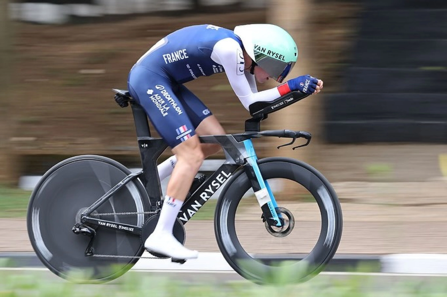 It says that Cervélo or Specialized bikes are faster than Van Rysel, and the brand invites him to check it