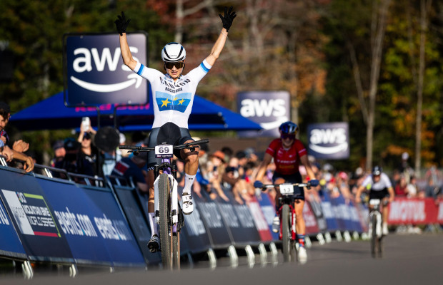 Jenny Rissveds remporte une victoire écrasante avec une attaque dévastatrice lors du XCC de Mont-Sainte-Anne, Evie Richards remporte le classement général de la discipline