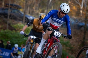 Luca Martin gana el XCC de Mont-Sainte-Anne con la ayuda de su compañero de equipo