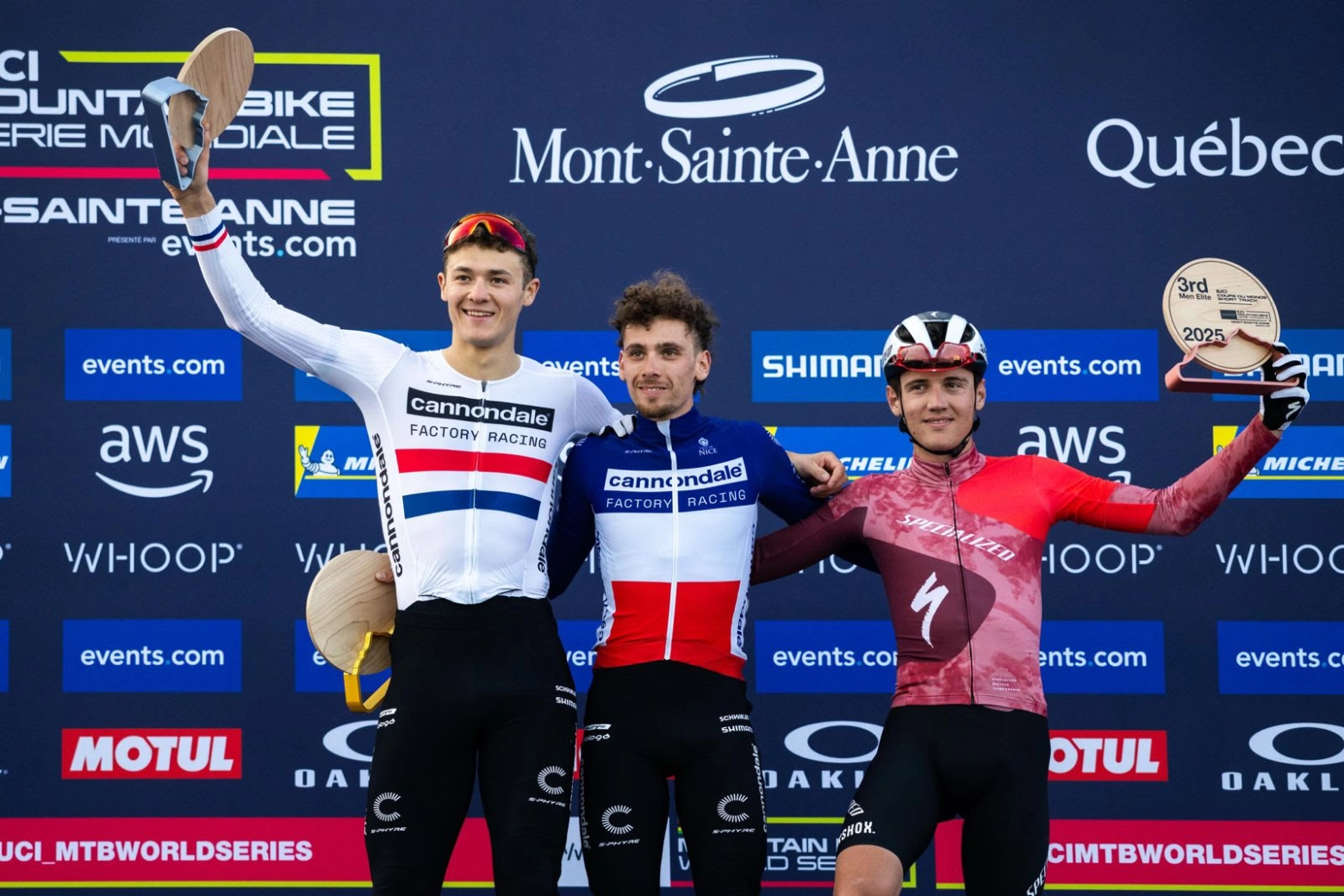Luca Martin gana el XCC de Mont-Sainte-Anne con la ayuda de su compañero de equipo