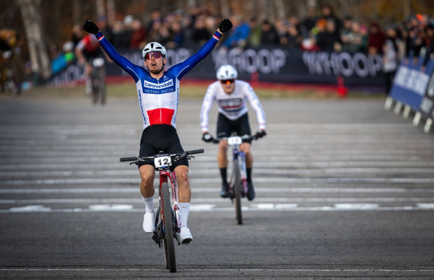 Luca Martin gana el XCC de  Mont-Sainte-Anne con la ayuda de su compañero de equipo