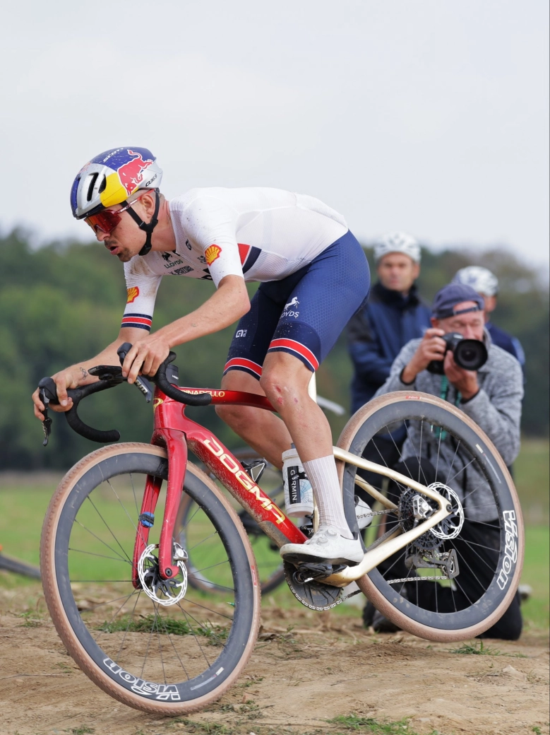 Florian Vermeersch exchanges silver for the rainbow at the 2025 Gravel World Championship
