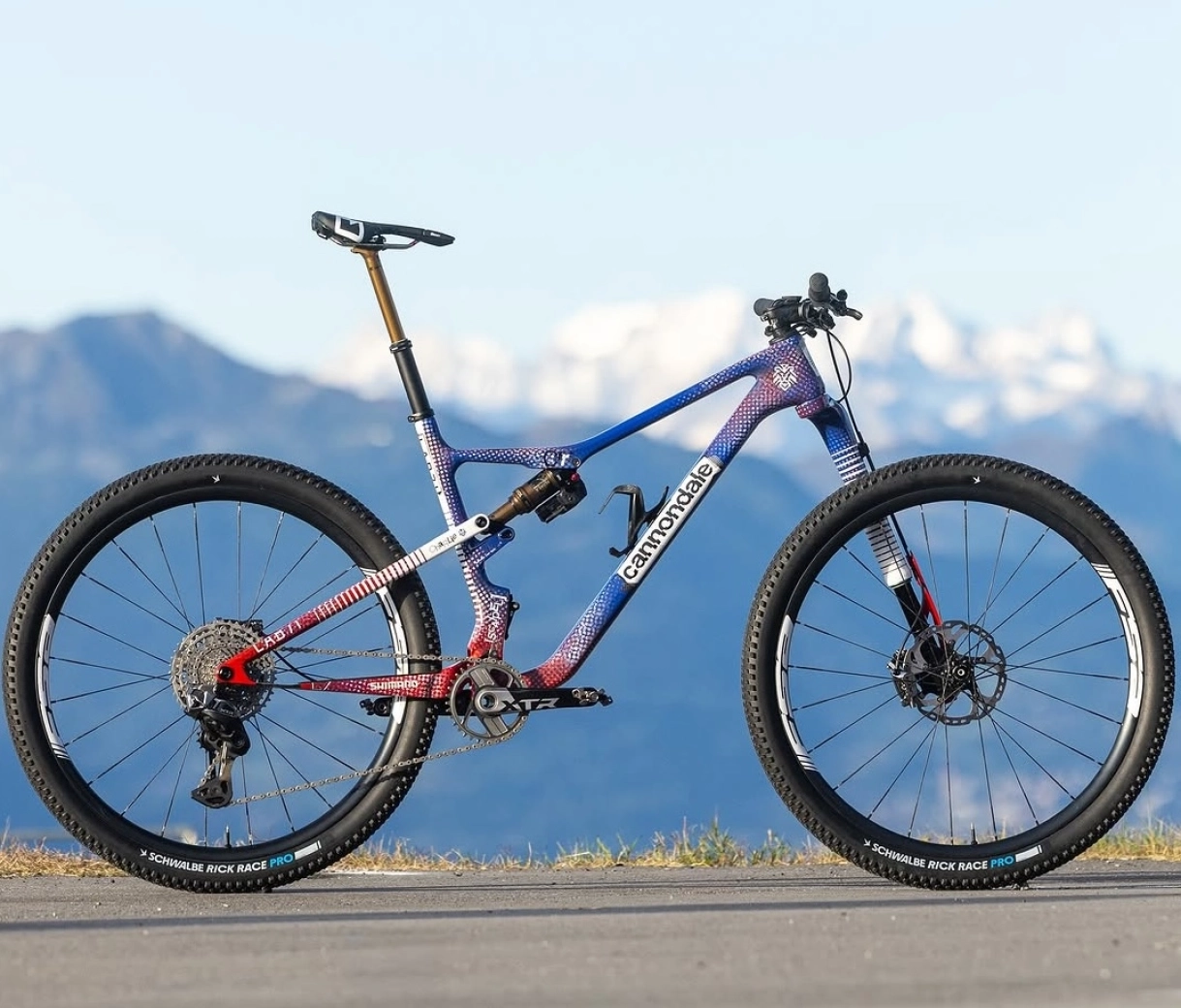 The electronic prototype of FOX achieves its first victory in the XCO World Cup with Charlie Aldridge and the Cannondale Scalpel