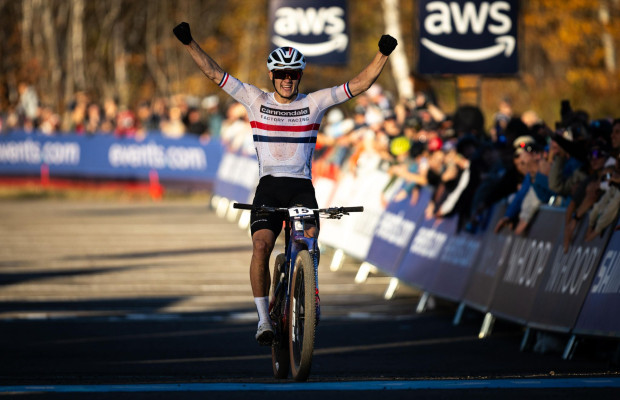Charlie Aldridge remporte sa première Coupe du Monde XCO Élite à Mont-Sainte-Anne