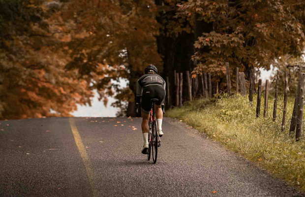 Rutas ciclistas (MTB, carretera y gravel) imprescindibles para disfrutar del otoño en España