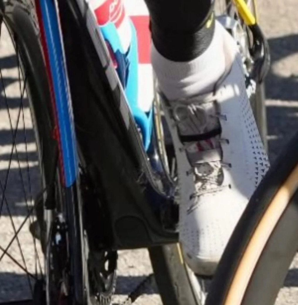 Lace-up sneakers are more aerodynamic, professionals know it and some brands don't have it