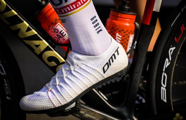 Lace-up sneakers are more aerodynamic, professionals know it and some brands don't have it