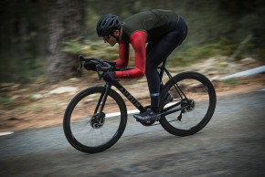 Equipamento essencial para pedalar no inverno