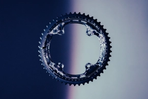 Dépenseriez-vous plus de 1 000 € pour économiser 81 g ? Le Campagnolo Super Record 13 ULTRA pousse le luxe des performances à l'extrême