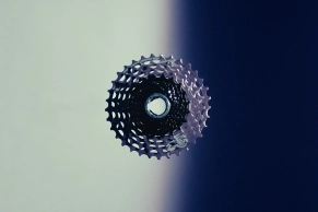 Dépenseriez-vous plus de 1 000 € pour économiser 81 g ? Le Campagnolo Super Record 13 ULTRA pousse le luxe des performances à l'extrême