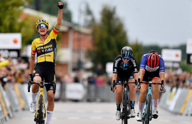 Marianne Vos revives the controversy about positions prohibited by the UCI