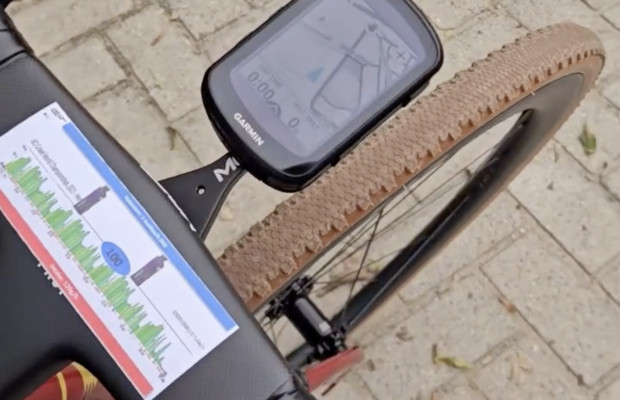 This is how Pidcock organizes the screens on his Garmin to compete