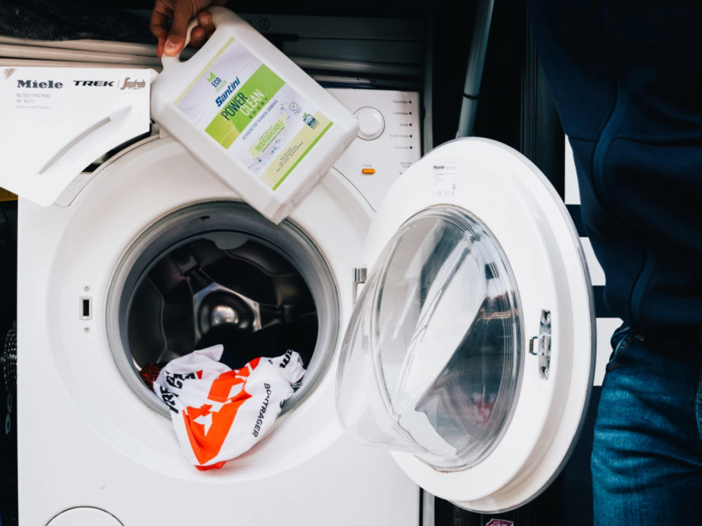 Cómo lavar la ropa de ciclismo: guía práctica para mantener tus prendas como nuevas