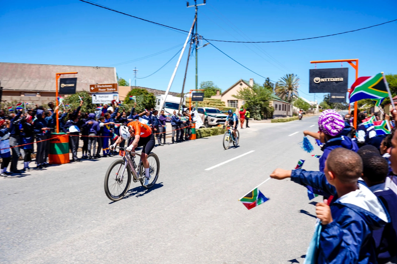 Beers and Dubau-Prévot sign a double and consolidate their leadership in the second stage of the Gravel Burn 2025