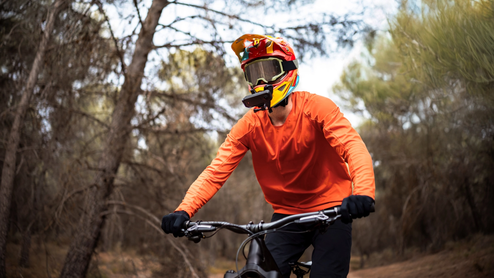 La Insta360 X4 Air redefine la grabación en bici: 8K, estabilización FlowState y control por gestos