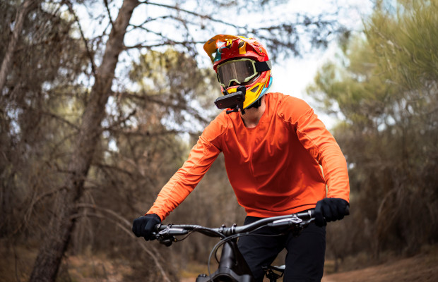 The Insta360 X4 Air redefines bike recording: 8K, FlowState stabilization, and gesture control