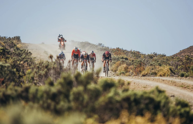 Doble emoción en la etapa 4 de la Gravel Burn: Beers amplía su ventaja y Moolman-Pasio toma el mando en la general femenina