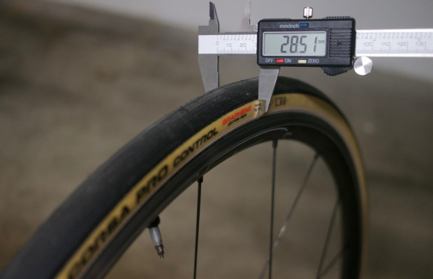 Le pneu 700x28c est-il le nouveau standard sur route ?