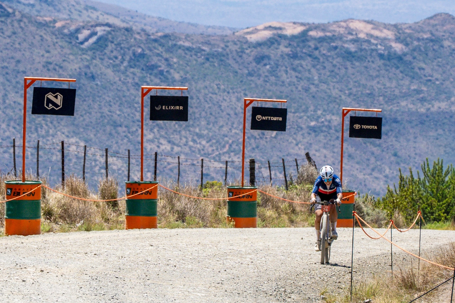 Axelle Dubau-Prévot culmina una remontada épica y Matt Beers confirma su dominio en la Gravel Burn 2025