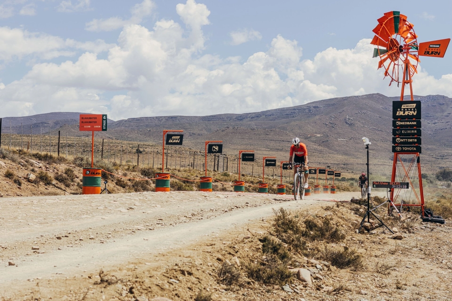 Axelle Dubau-Prévot culmina una remontada épica y Matt Beers confirma su dominio en la Gravel Burn 2025