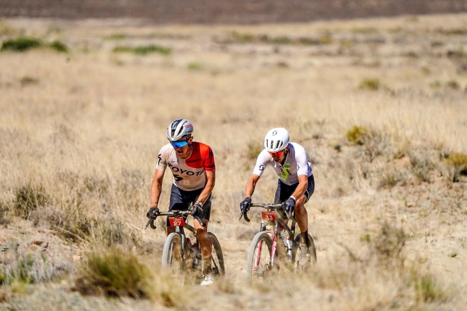 Una clavícula rota y un pulmón perforado: el duro accidente de Andri Frischknecht en la Gravel Burn
