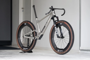 A colossal wheel for gravel: 52 mm wide and 70 mm in profile is Dangerholm's bet for this modality